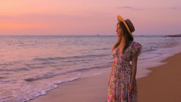 Mujer Viajera Vestida Pie Playa Dorada Una Puesta Sol Rosa — Vídeos de Stock