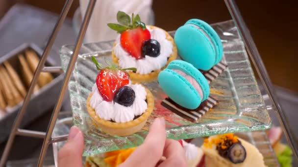 Frau Hand Nehmen Ein Dessert Torte Von Süßen Traditionellen Afternoon — Stockvideo