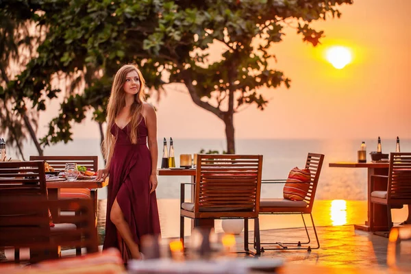 Elegante Aantrekkelijke Glimlachende Vrouw Romantisch Diner Luxe Gastronomisch Restaurant Sexy — Stockfoto