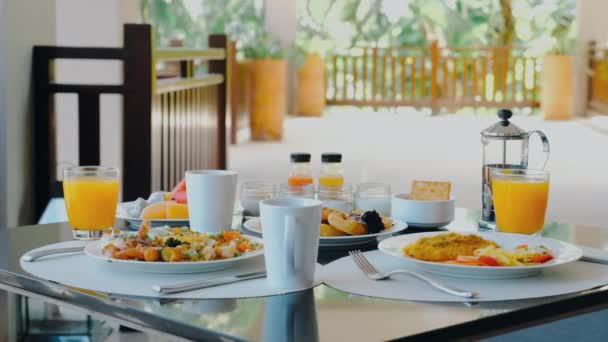 Vielfältige Speisen Hotelfrühstücksbuffet Mit Tropischem Flair Frische Gerichte Und Säfte — Stockvideo