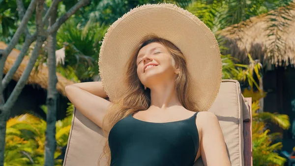 Szczęśliwa Kobieta Letnich Wakacjach Plaży Ciesząca Się Słońcem Morską Bryzą — Zdjęcie stockowe