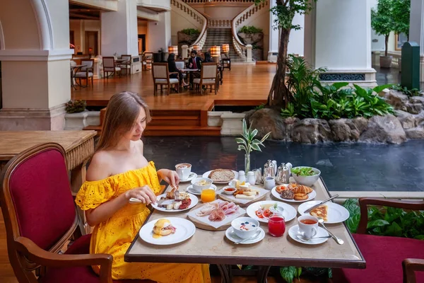 Elegant Woman Enjoying Fine Dining Experience Luxury Restaurant Dressed Sophisticated — Foto de Stock