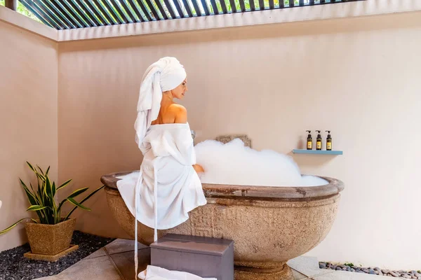 목욕을 아름다운 함께자 가치료와 긴장을 있습니다 호텔에 유기농 용품들 수건을 — 스톡 사진