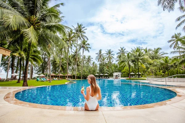 Back View Travel Woman Influencer Tropical Cocktail Sitting Swimming Pool — Stock Fotó