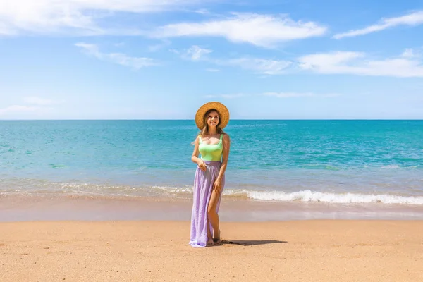 Atrakcyjna Kobieta Strojach Kąpielowych Plaży Lub Oceanie Relaksuje Się Wakacjach — Zdjęcie stockowe