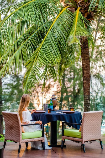 Açık Hava Restoranında Arka Planda Tropik Palmiye Ağaçları Deniz Olan — Stok fotoğraf