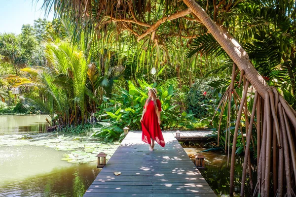 Подорожуюча Жінка Червоній Сукні Відпочиває Тропічному Курорті Жінка Мандрівник Екзотичних — стокове фото