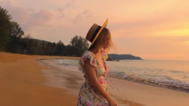 Медленное Движение Счастливой Привлекательной Молодой Женщины Платье Принимающей Красивый Закат — стоковое видео