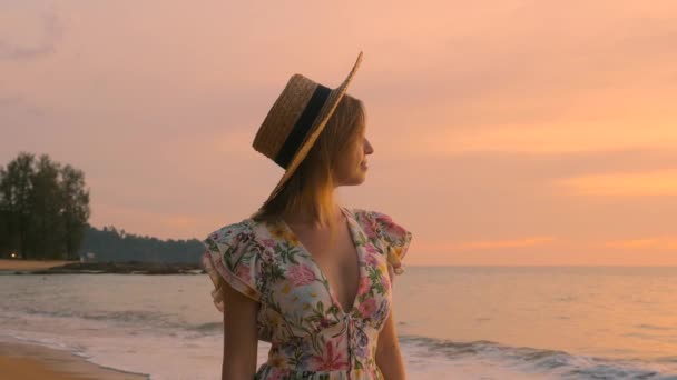 Joven Mujer Hermosa Vestido Pie Playa Isla Atardecer Color Rosa — Vídeos de Stock