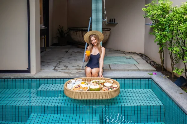 Pihentető Egy Modern Trópusi Villa Medence Élvezi Finom Úszó Reggeli — Stock Fotó