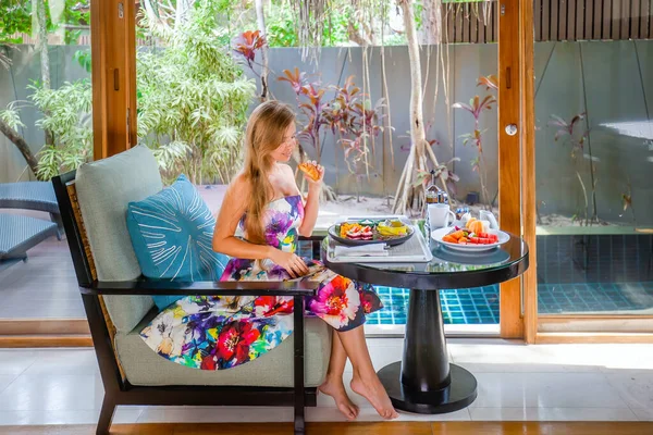 Trópusi Nyaralás Modern Luxus Villában Női Utazó Élvezze Teáját Ízletes — Stock Fotó