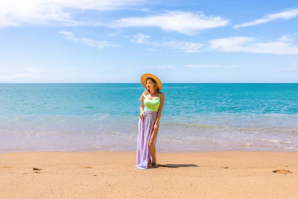 Atrakcyjna Kobieta Strojach Kąpielowych Plaży Lub Oceanie Relaksuje Się Wakacjach — Zdjęcie stockowe