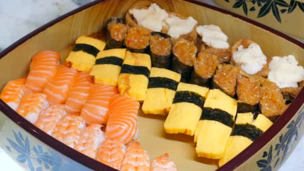 Velký Výběr Nigiri Japonské Restauraci Syrové Lososí Ryby Krevety Úhoři — Stock video