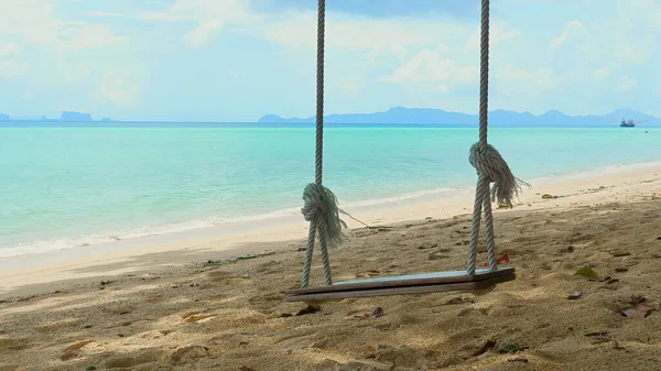 Empty Wooden Swing Sways Gently Breeze Tropical Beach Surrounded Clear — Stock Photo, Image