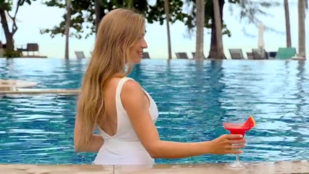 Vrouw Loungen Infinity Zwembad Luxe Hotel Terwijl Tropische Koude Watermeloen — Stockvideo