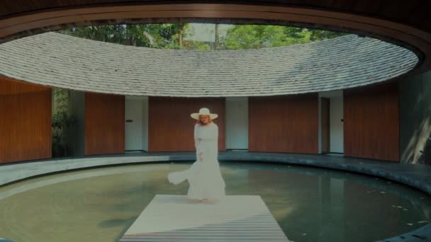 Mulher Vestido Branco Relaxante Complexo Spa Hotel Luxo Resort Rodeado — Vídeo de Stock