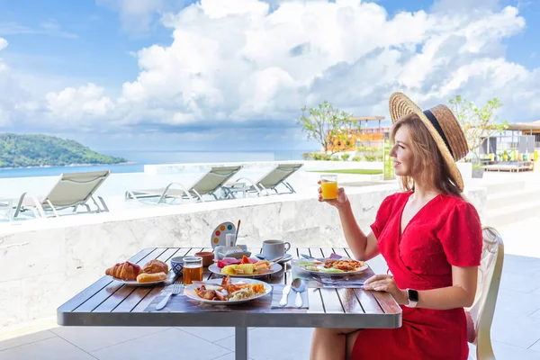 Yaz Tatilinde Olan Genç Bir Kadın Tropikal Meyvelerle Kahvaltı Yapıyor — Stok fotoğraf