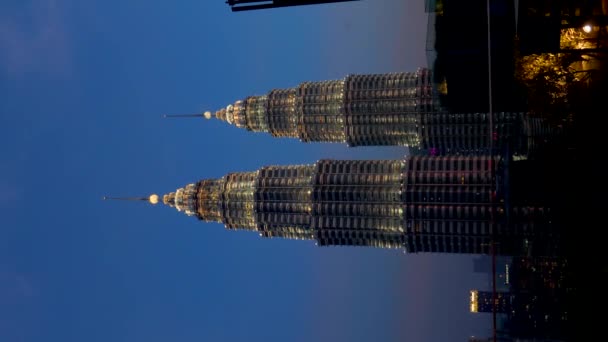 Εκπληκτική Θέα Του Κεντρικού Κτιρίου Της Πόλης Πύργοι Πετρώνα Ηλιοβασίλεμα — Αρχείο Βίντεο