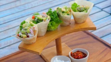 Soslu deniz ürünleri ve sebzeli taco, lezzetli ve sağlıklı yemek seçeneği. Taze malzemelerle ve açık hava restoranında geleneksel Meksika mutfağıyla yapıldı..