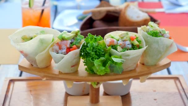 Läckra Tortilla Fylld Med Räkor Avokado Grönsaker Hälsosam Mexikansk Måltid — Stockvideo