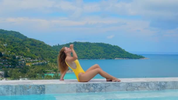 Piękna Młoda Kobieta Strojach Kąpielowych Relaksuje Się Basenie Infinity Luksusowym — Wideo stockowe