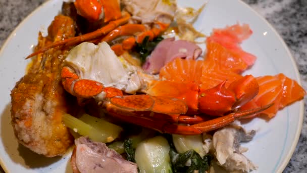 在豪华自助餐中享用海鲜烹饪理念的餐厅 一盘新鲜 美味的海鲜 如虾仁 鲑鱼和螃蟹的特写 健康的晚餐 — 图库视频影像