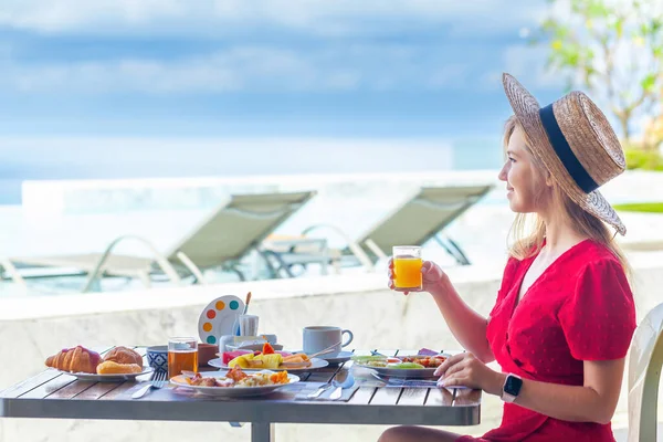 Mujer Joven Vacaciones Verano Disfrutando Del Desayuno Con Frutas Tropicales — Foto de Stock