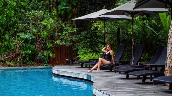 Tan Young Model Black Bikini Posing Relaxing Swimming Pool Tropical — Stock Fotó