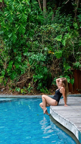 Opalona Młoda Modelka Czarnym Bikini Pozująca Relaksująca Przy Basenie Tropikalne — Zdjęcie stockowe