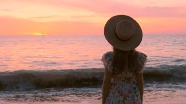 Tayland 'da çarpıcı bir plajda duran kadın turistin yavaş çekimleri. Tatil sezonunda huzurlu bir an. Yaz tropik deniz tatili.