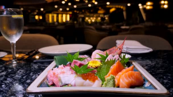 사시미에는 그리고 레스토랑 일본의 음식에는 생선이 곁들여 해산물 요리를 곁들인 — 비디오