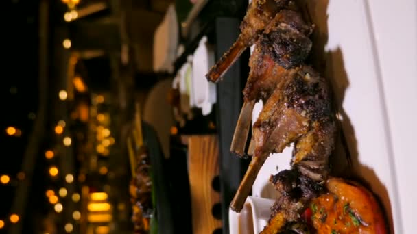 Costeletas Cordeiro Grelhadas Assadas Com Cenário Gastronômico Luxuoso Costelas Suculentas — Vídeo de Stock