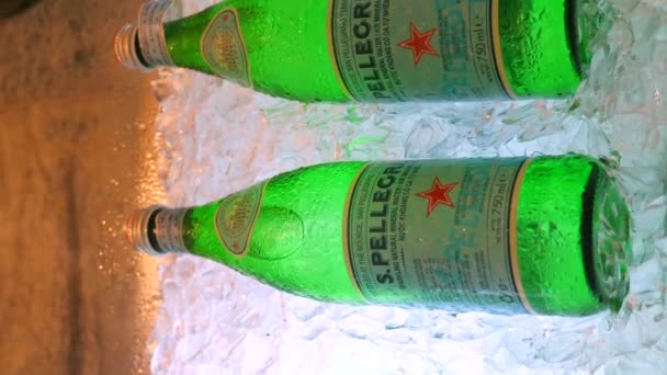 Eine Flasche Italienisches San Pellegrino Mineralwasser Auf Eis Einem Luxusrestaurant — Stockvideo