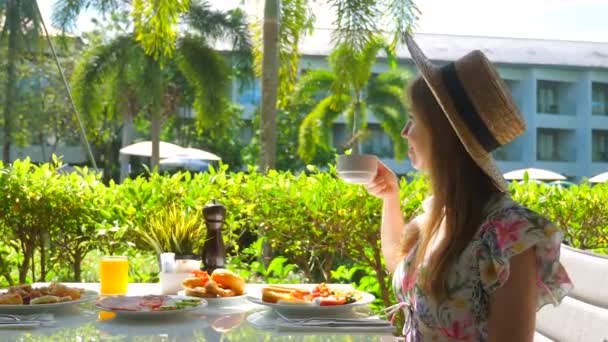 Ung Kvinna Sommarklänning Sitter Solig Restaurang Njuta Traditionell Mat Thailand — Stockvideo