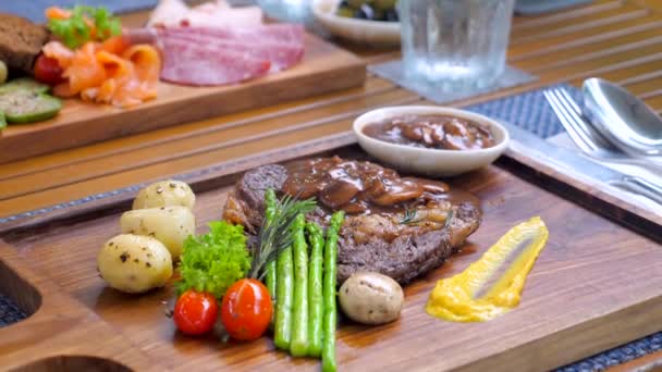 Délicieux Steak Boeuf Côtelé Grillé Moyen Rare Avec Une Pincée — Video