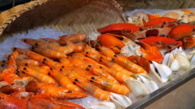 Deniz ürünleriyle dolu ziyafet masası. Şenlikli deniz ürünleri büfesi. Lüks otel restoranında buzda taze haşlanmış karides ve yengeç. Sağlıklı Akdeniz yemekleri.