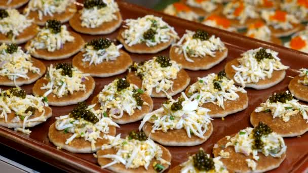 Close Dari Roti Lapis Kaviar Hitam Pada Pancake Dengan Telur — Stok Video