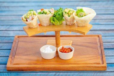 Karides, avokado ve sebzelerle dolu lezzetli tortilla sağlıklı bir Meksika yemeğidir. Kırsal bir restoranda akşam yemeği ya da atıştırmalık. Hızlı, lezzetli ve sağlıklı, deniz ürünleri ve marullu tortilla, mükemmel diyet yemeği..