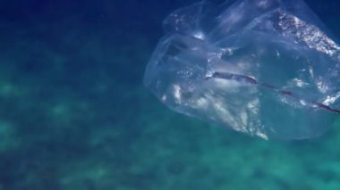 Okyanusta plastik atık, derin mavi denizde sürüklenen plastik bir torba. Çevre ve yaban hayatının korunması için çöplerin geri dönüşümü ve uygun şekilde atılması şarttır.