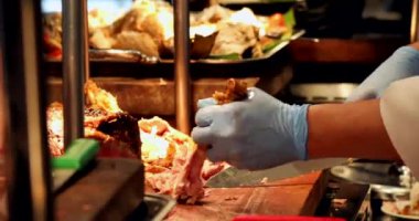 Yemek işinde, bir şef hindi etini uzmanlıkla, hızlı ve özenle hazırlar. Kesme tahtasındaki taze malzemeleri dilimliyorum. Becerikli şef bir restoranda lezzetli bir yemek hazırlar.