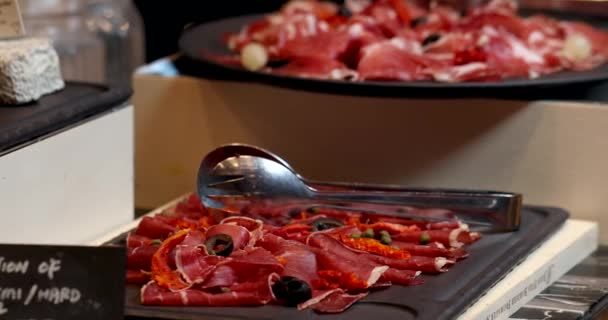 Mesa Banquete Luxuosa Com Escolha Antipasto Incluindo Crudo Prosciutto Fatiado — Vídeo de Stock