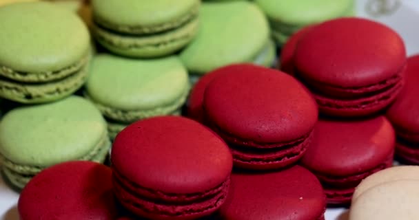 Barevné Červené Zelené Macarony Různých Příchutích Vystavené Tácu Francouzské Pekárně — Stock video