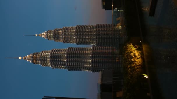 著名的城市建筑Petronas Towers的壮观的垂直视频 日落时从摩天大楼 吉隆坡城市景观晚景 2022年8月 马来西亚吉隆坡 — 图库视频影像