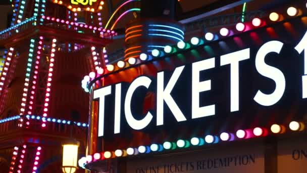Ярко Освещенная Вывеска Карнавальными Билетами Приветствует Посетителей Парка Развлечений Красочный — стоковое видео