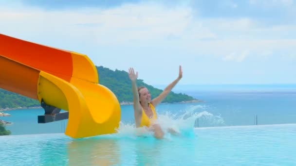 Žena Modrých Plavkách Klouže Tobogánu Aquaparku Cáká Bazénu Užívá Letní — Stock video
