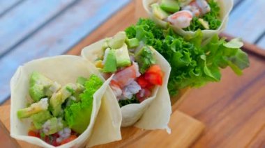 Karides, avokado ve sebzelerle dolu bu sağlıklı tortilla ile Meksika yemeği. Akşam yemeği için besleyici ve lezzetli bir yemek ya da açık hava restoranında atıştırmalık olarak..