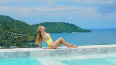 Rahatlama konsepti - mayo giyen mutlu bir kadın otel otelinde yüzme havuzunun ferahlatıcı suyundan hoşlanır. Mükemmel yaz tatili titreşimleri.