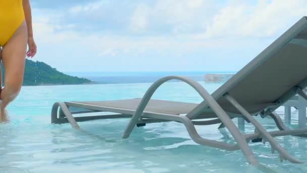 热带假日 穿着泳衣的性感女人躺在湖边的躺椅上 享受美丽的天气和奢华度假胜地的迷人环境 — 图库视频影像