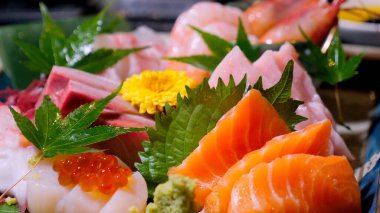 Sashimi setinde hamachi, amaebi ve otoro yer alır. Lezzetli deniz ürünlerini yakından gören bir Japon restoranında güzel bir akşam yemeği. Çiğ balıklı otantik Japon saşimi.