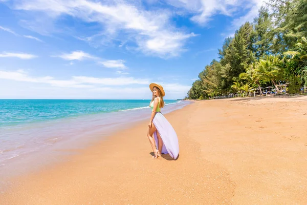 Szczęśliwa Podróżniczka Kąpielówkach Kąpie Się Ciepłym Słońcu Podczas Wakacji Plaży — Zdjęcie stockowe